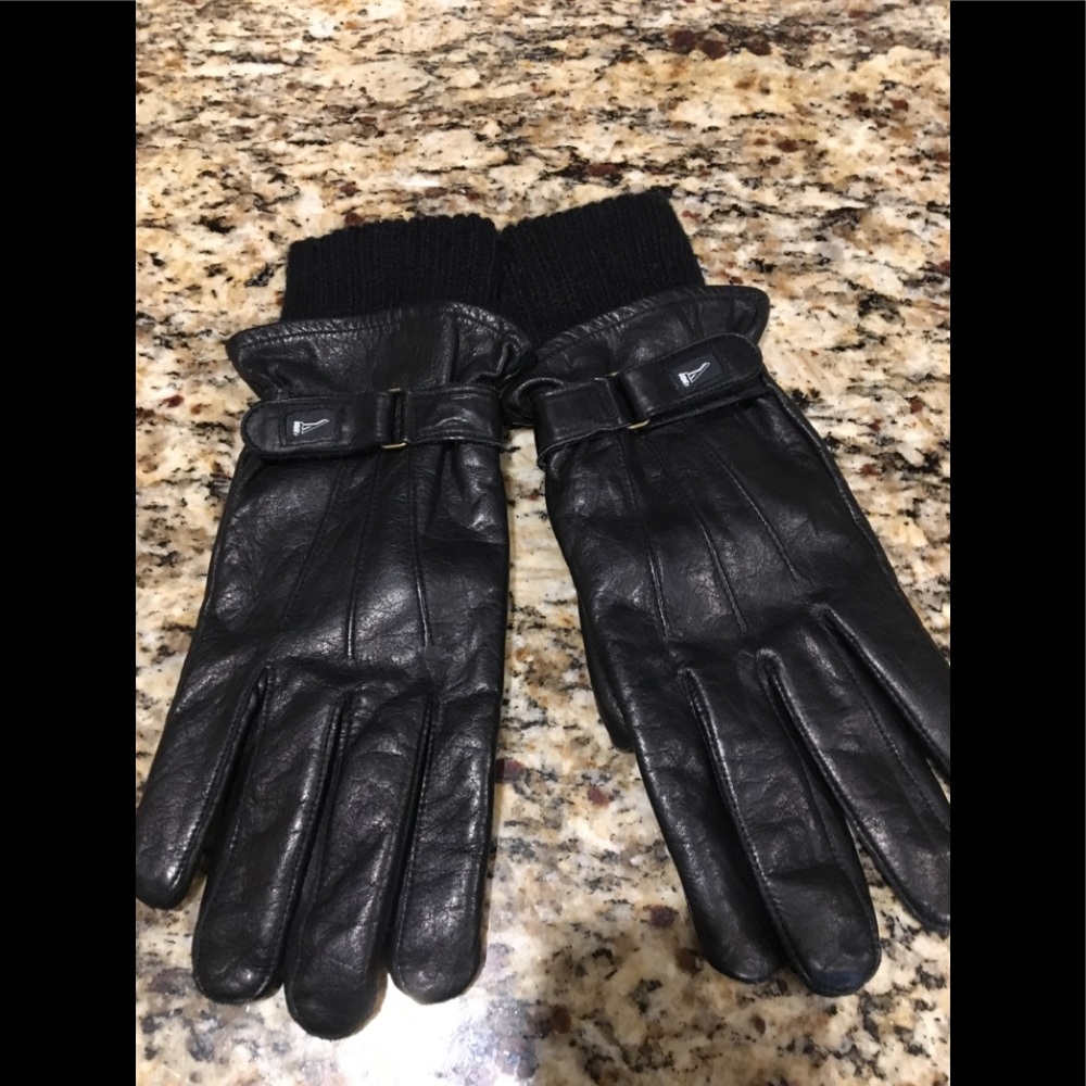 Axessimo Black Gloves From Montreal